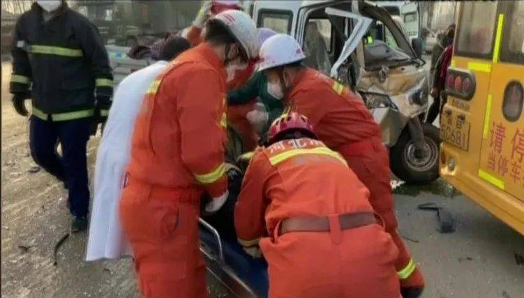河北唐山：一不小心，“三輪” 與校車“親密接觸”了！萬幸的是……