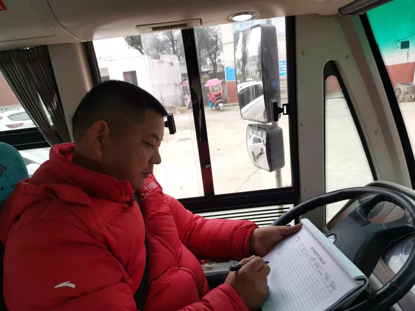 校車司機劉中華：扎根桃花山 情系學生安全