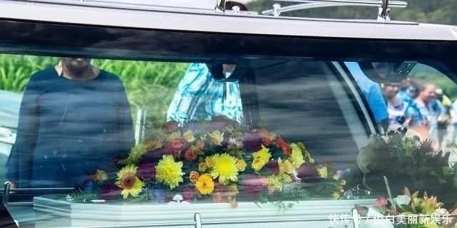 澳大利亞：3歲男孩被落在校車里6小時活活熱死，被發現時尸體仍系著安全帶