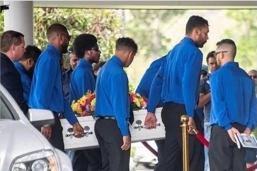 澳大利亞：3歲男孩被落在校車里6小時活活熱死，被發現時尸體仍系著安全帶