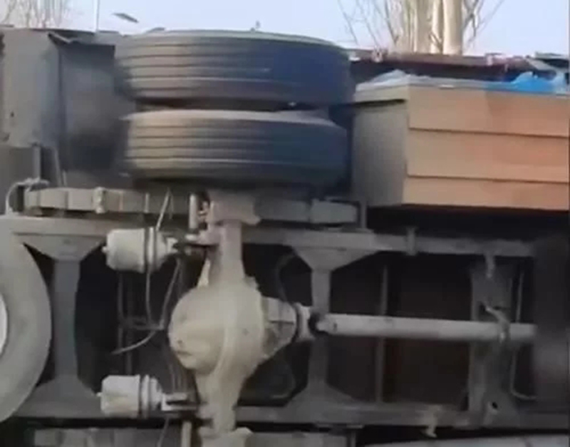 安陽(yáng)一輛大貨車與校車相撞，兩車均側(cè)翻，一車幼兒坐地上大哭