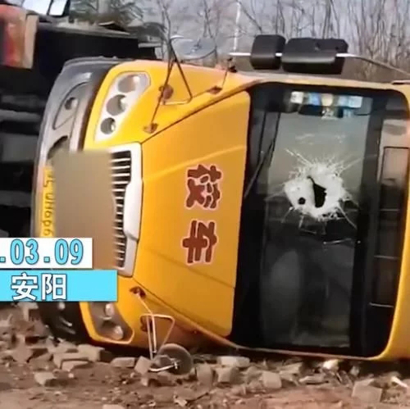 安陽(yáng)一輛大貨車與校車相撞，兩車均側(cè)翻，一車幼兒坐地上大哭