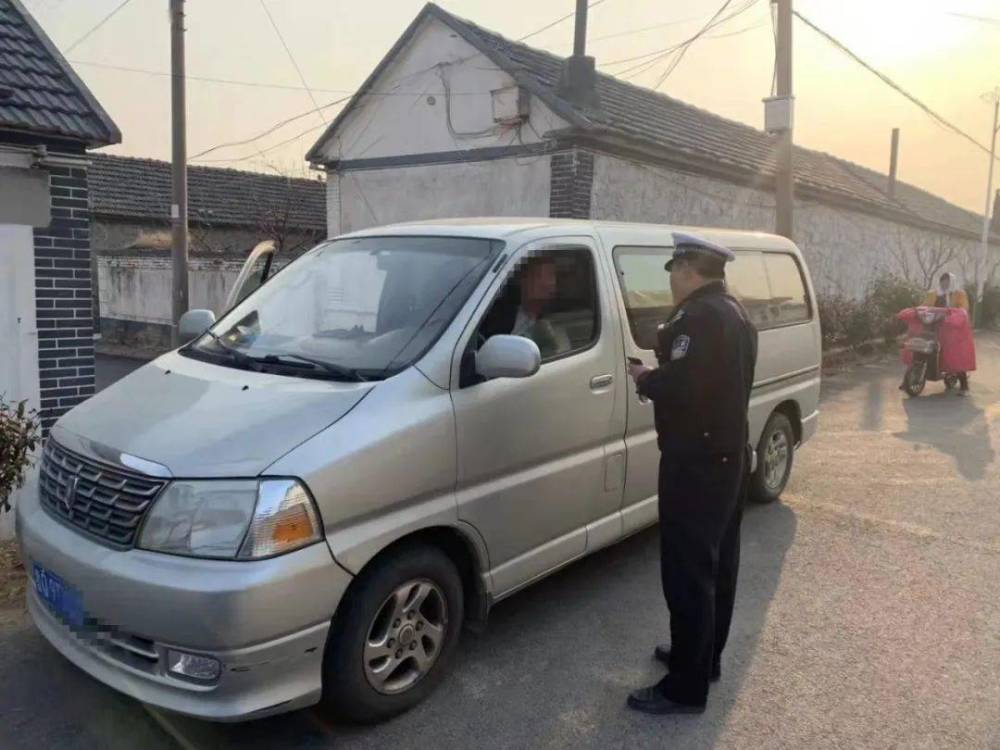 “校車”接送上下學(xué)孩子，被罰款10200元，家長(zhǎng)：沒有更好的校車