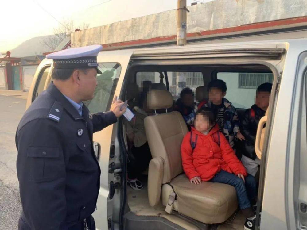 “校車”接送上下學(xué)孩子，被罰款10200元，家長(zhǎng)：沒有更好的校車