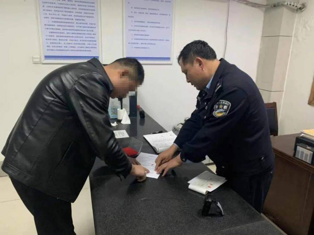 “校車”接送上下學(xué)孩子，被罰款10200元，家長(zhǎng)：沒有更好的校車