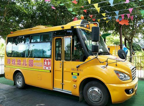 “校車”接送上下學(xué)孩子，被罰款10200元，家長(zhǎng)：沒有更好的校車