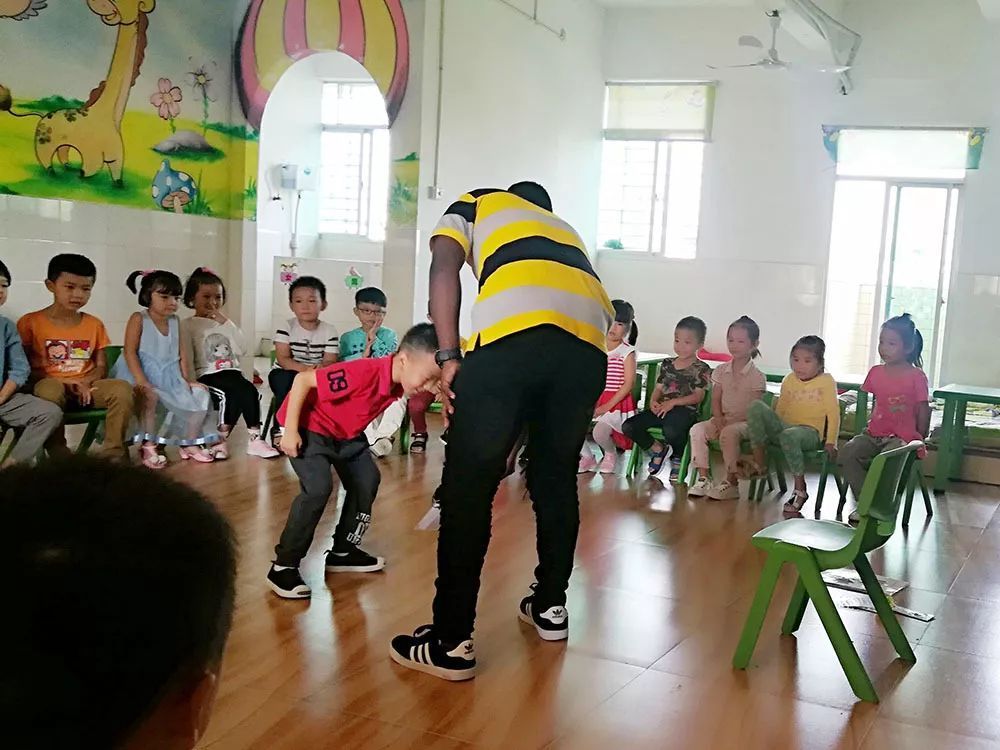 “校車”接送上下學(xué)孩子，被罰款10200元，家長(zhǎng)：沒有更好的校車
