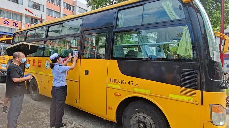 “一車(chē)一碼”來(lái)了！清遠(yuǎn)1297輛校車(chē)貼上“定制身份證”