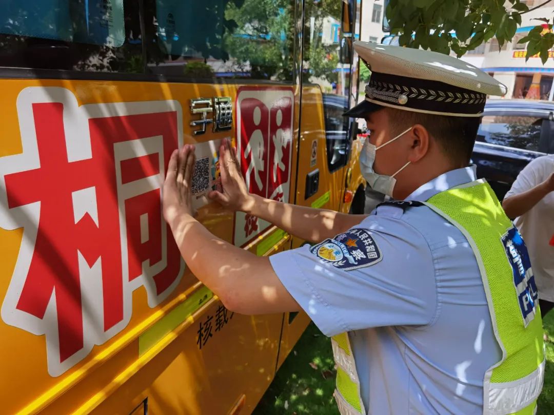 “一車(chē)一碼”來(lái)了！清遠(yuǎn)1297輛校車(chē)貼上“定制身份證”