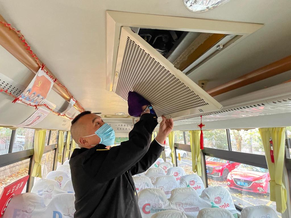讓孩子們溫暖乘車！青島2000余輛溫馨校車全面開暖風