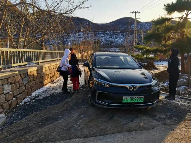 雪后，“專屬校車”接山村娃上學(xué)