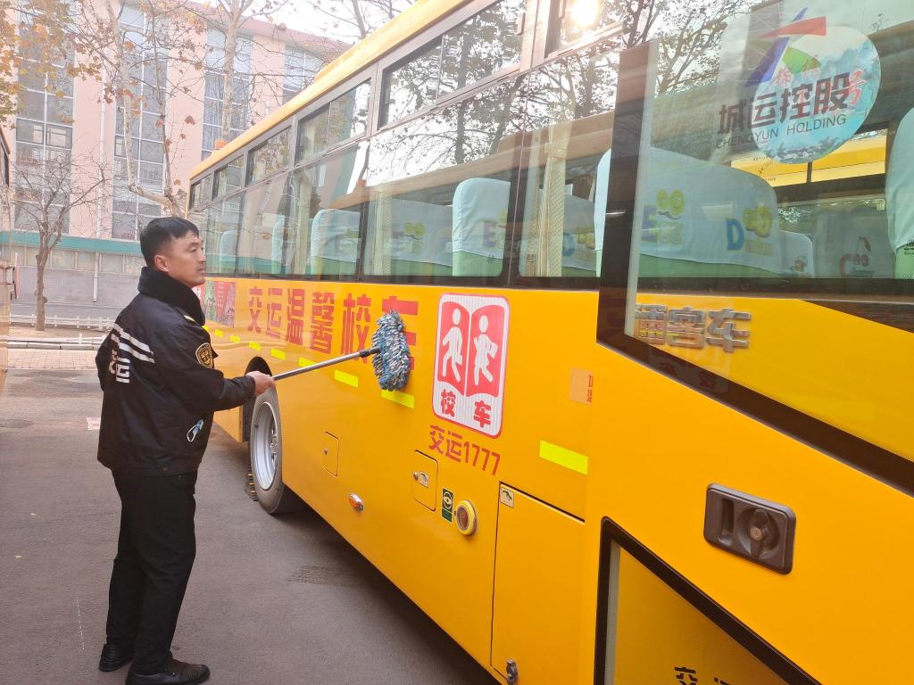 主動抱受傷學生上下學 開校車安全行駛10萬里，守護孩子們安全上下學