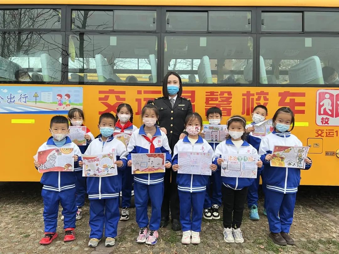 城運(yùn)控股集團(tuán)交運(yùn)溫馨校車公司開展“國(guó)家憲法日”主題系列活動(dòng)