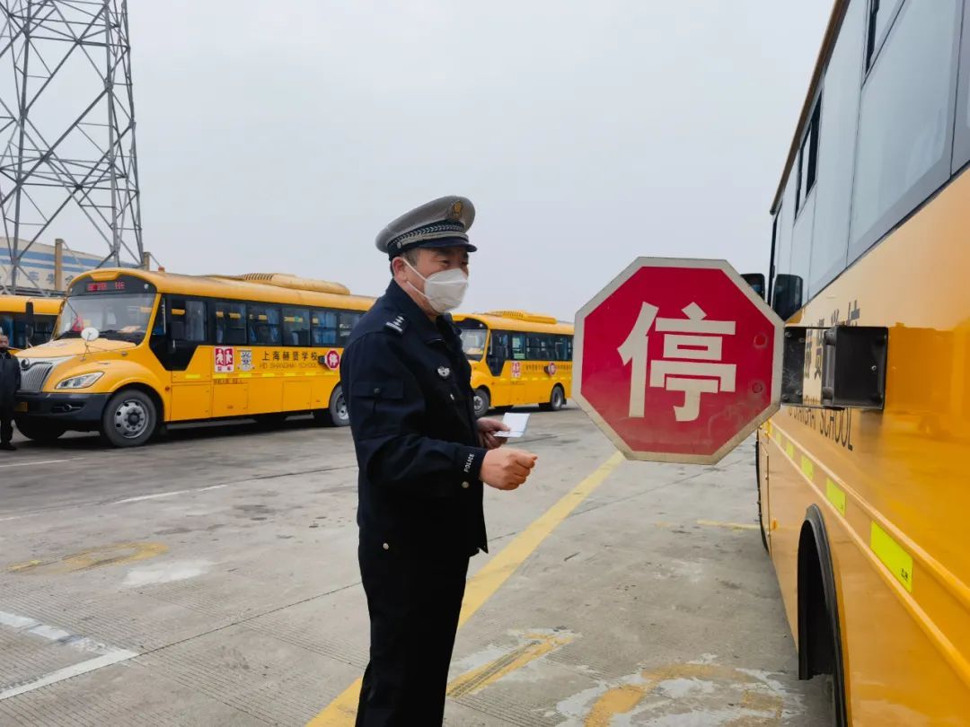 覆蓋48所學(xué)校171輛校車，松江交警開展校車安全“大體檢”