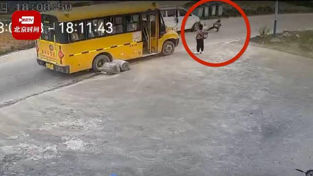 孩子下校車后發(fā)生意外誰來負(fù)責(zé)？