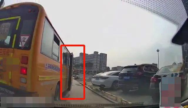 校車也“路怒”？開平交警及時出手