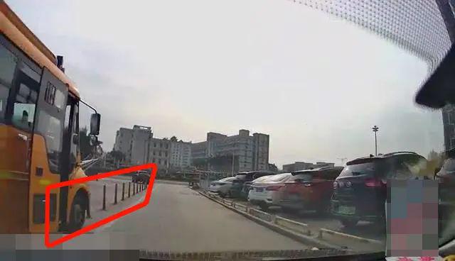 校車也“路怒”？開平交警及時出手