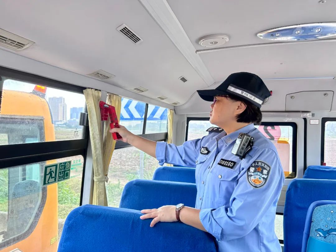 定安公安交警把好校車(chē)安全關(guān) 護(hù)航學(xué)生平安路 | “護(hù)苗”行動(dòng)