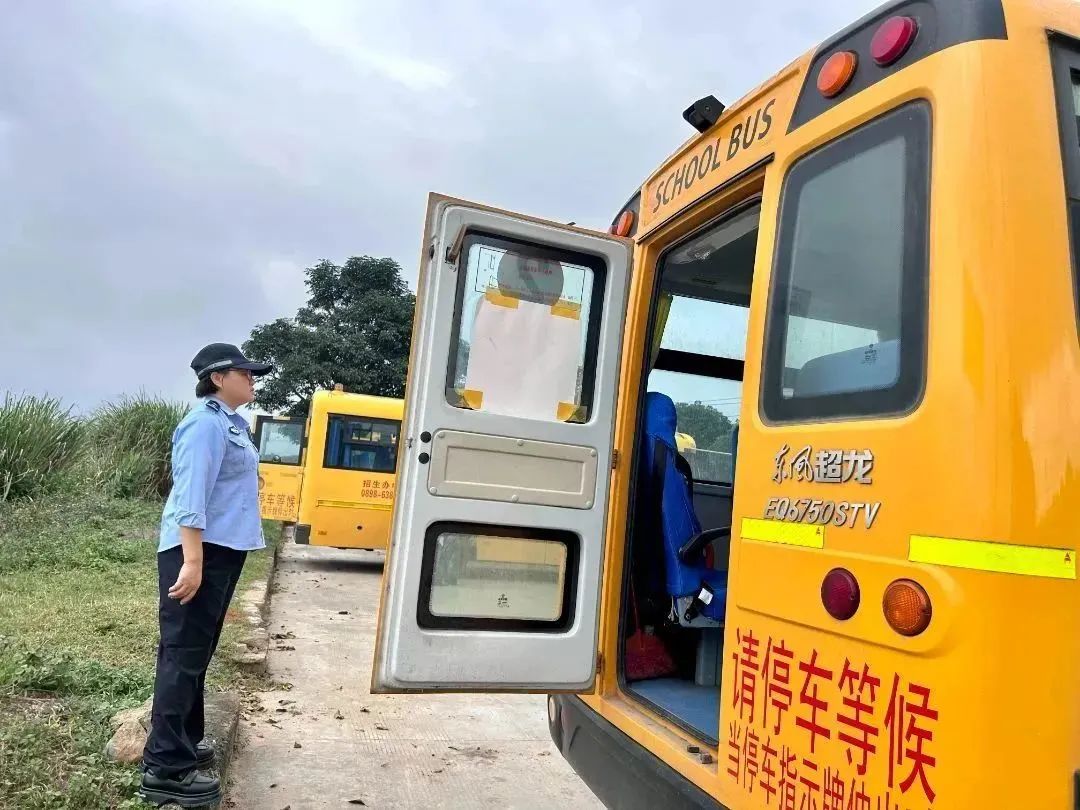 定安公安交警把好校車(chē)安全關(guān) 護(hù)航學(xué)生平安路 | “護(hù)苗”行動(dòng)