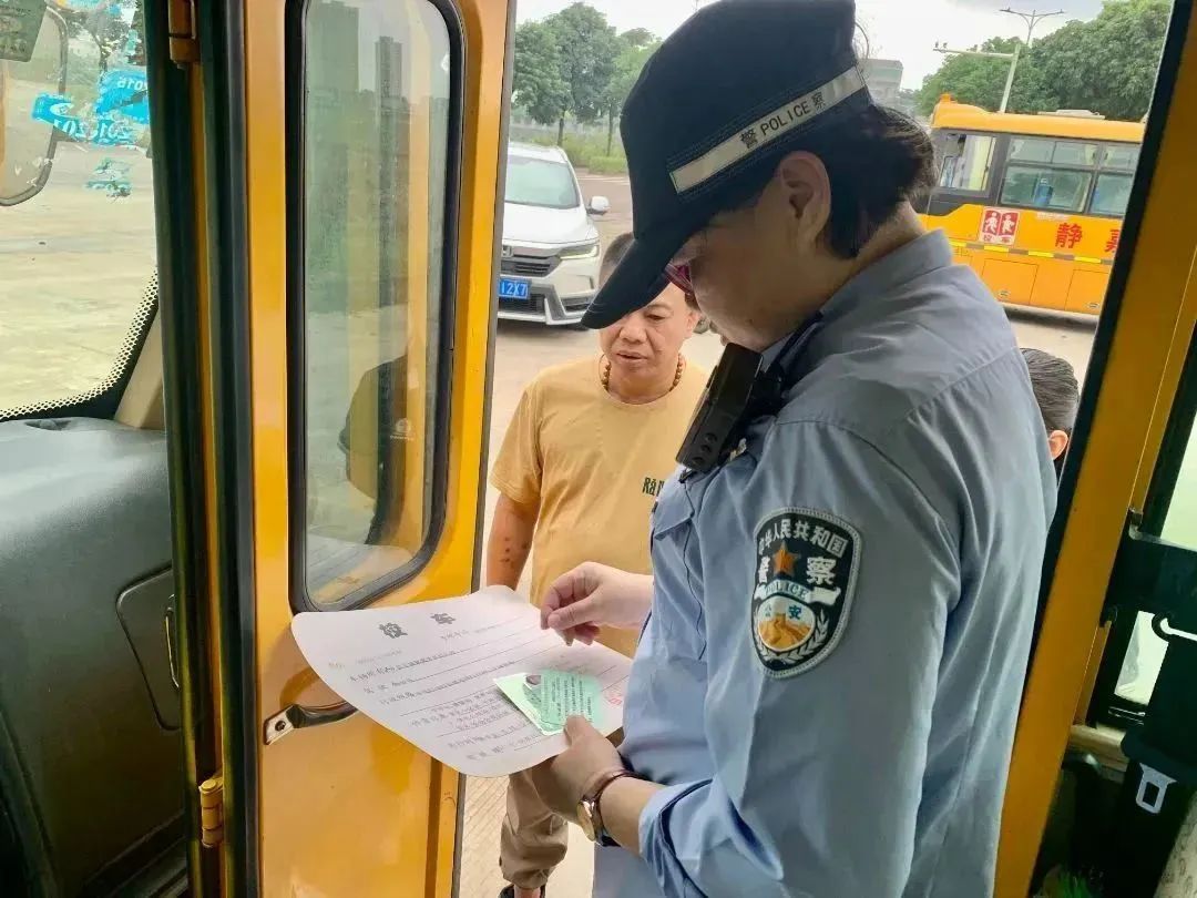 定安公安交警把好校車(chē)安全關(guān) 護(hù)航學(xué)生平安路 | “護(hù)苗”行動(dòng)