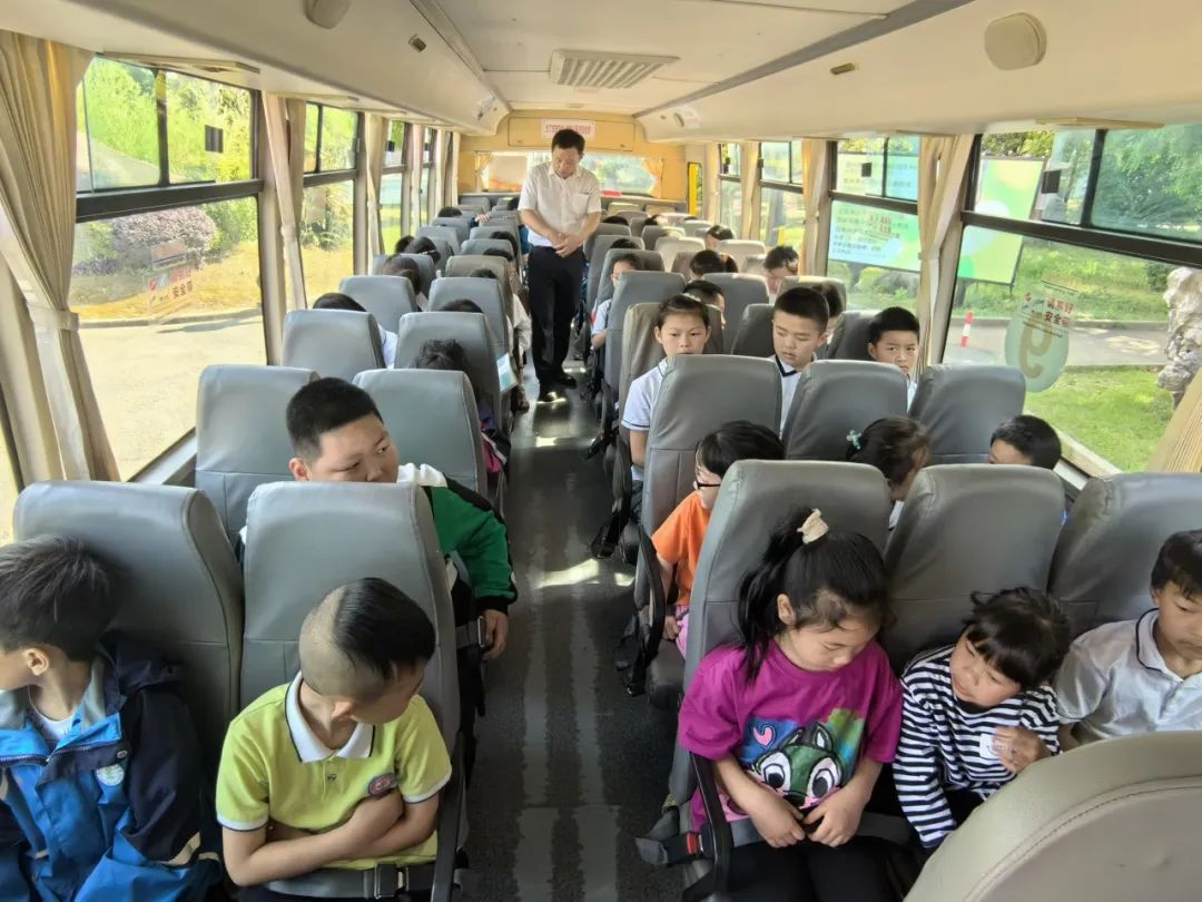 護航學生“出行路”——張澤中小學校開展校車應急疏散演練