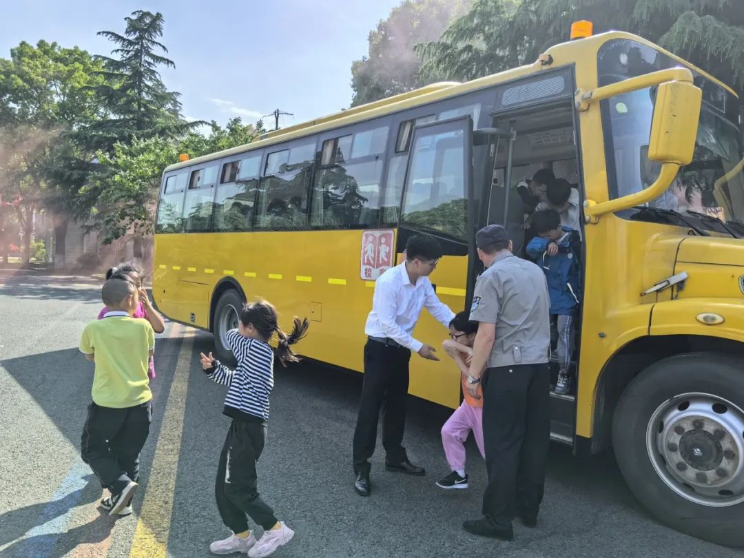 護航學生“出行路”——張澤中小學校開展校車應急疏散演練