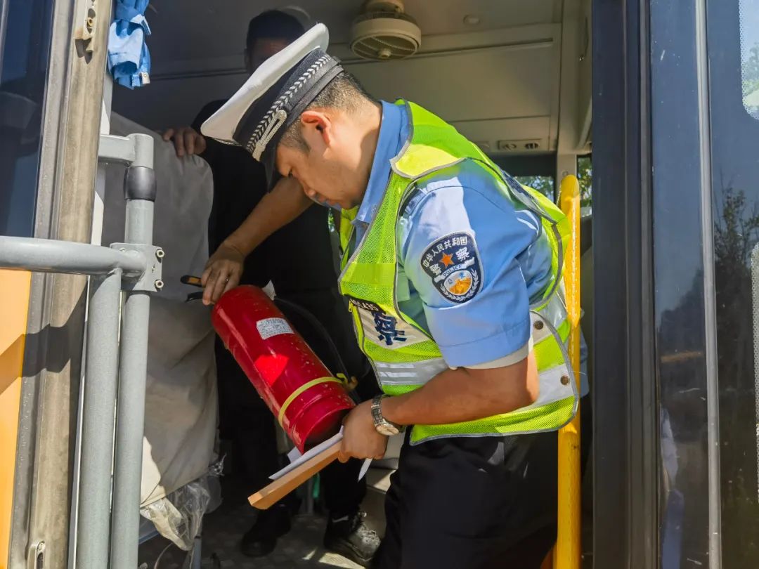 撫順交警：強(qiáng)化校車安全“大檢查”，擰緊校車出行“安全閥”！