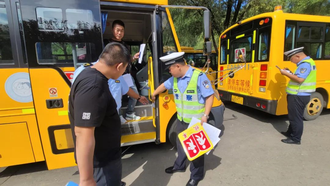 撫順交警：強(qiáng)化校車安全“大檢查”，擰緊校車出行“安全閥”！