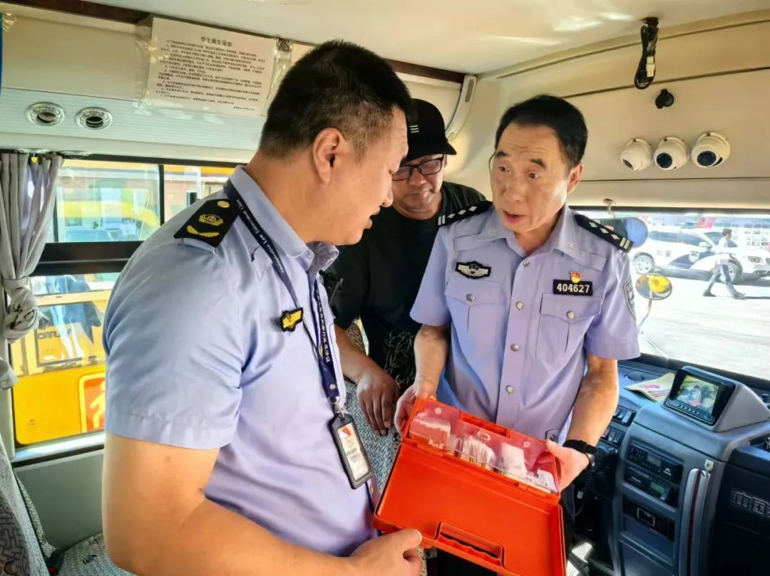 撫順交警：強(qiáng)化校車安全“大檢查”，擰緊校車出行“安全閥”！