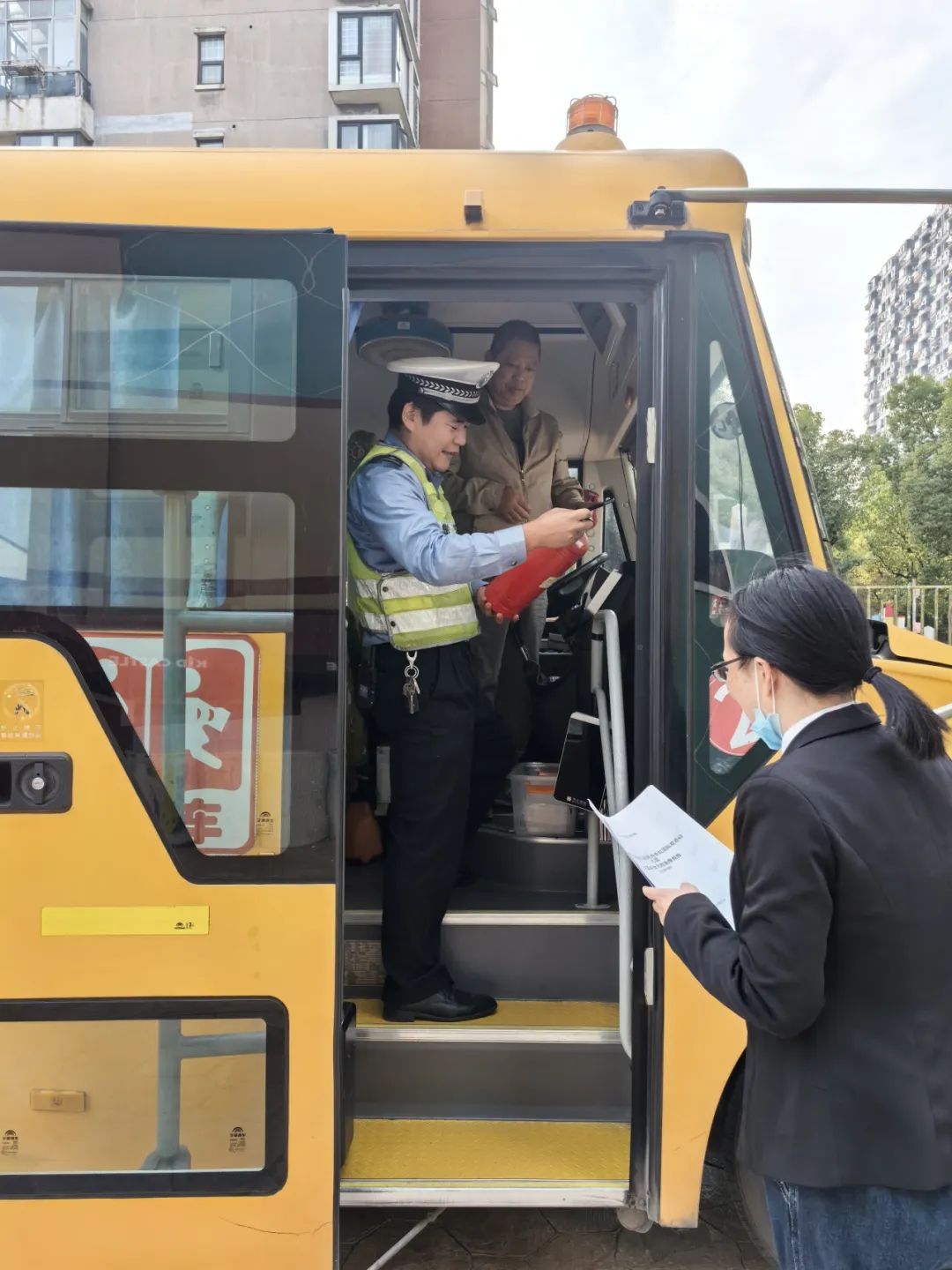 【小手拉大手】交警三大隊新廠中隊開展校車安全隱患排查 筑牢幼兒出行“安全網(wǎng)”