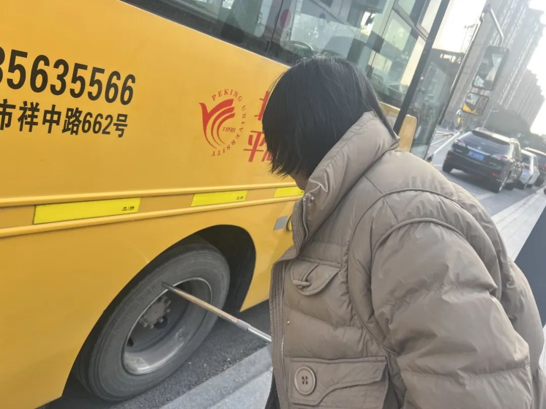 安全乘車，平安“童”行——記平湖市青鳥幼兒園校車安全應(yīng)急演練活動(dòng)