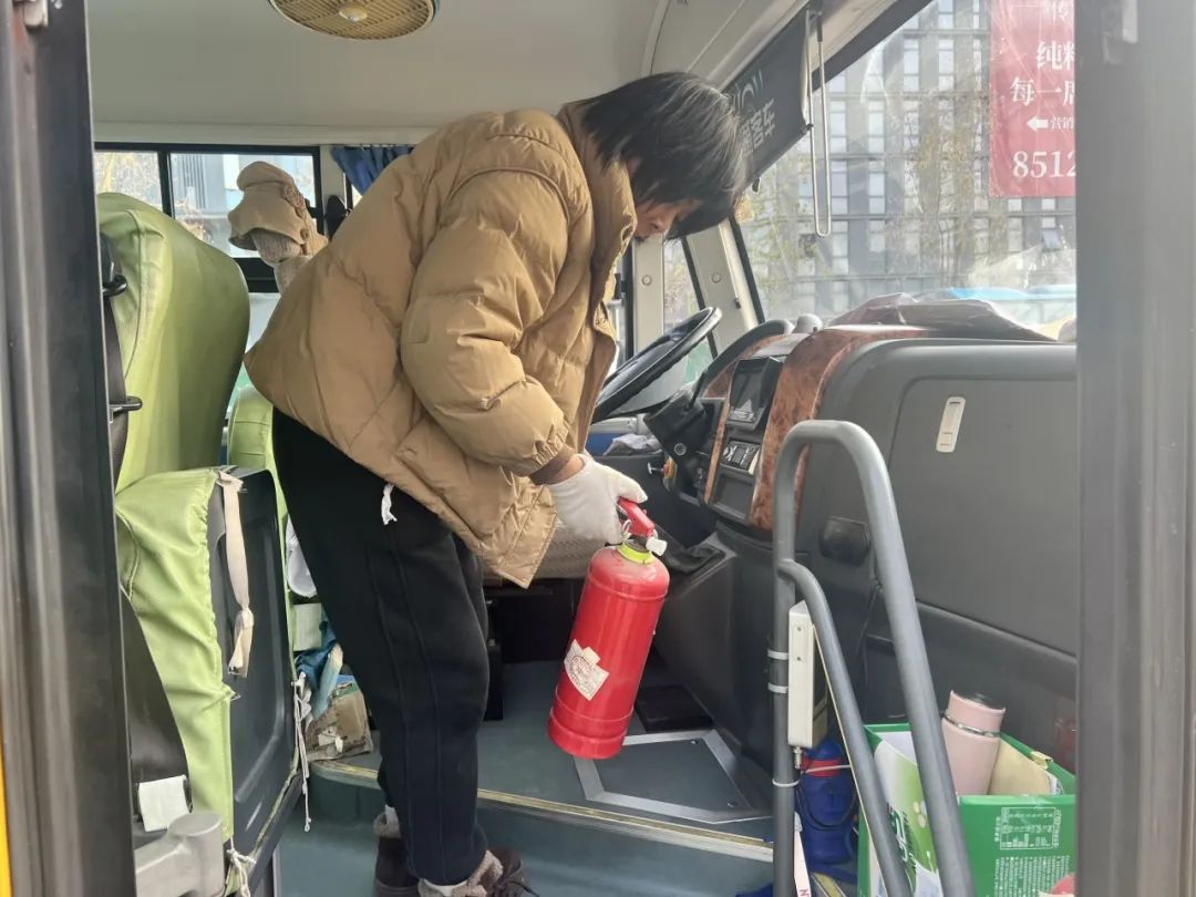 安全乘車，平安“童”行——記平湖市青鳥幼兒園校車安全應(yīng)急演練活動(dòng)