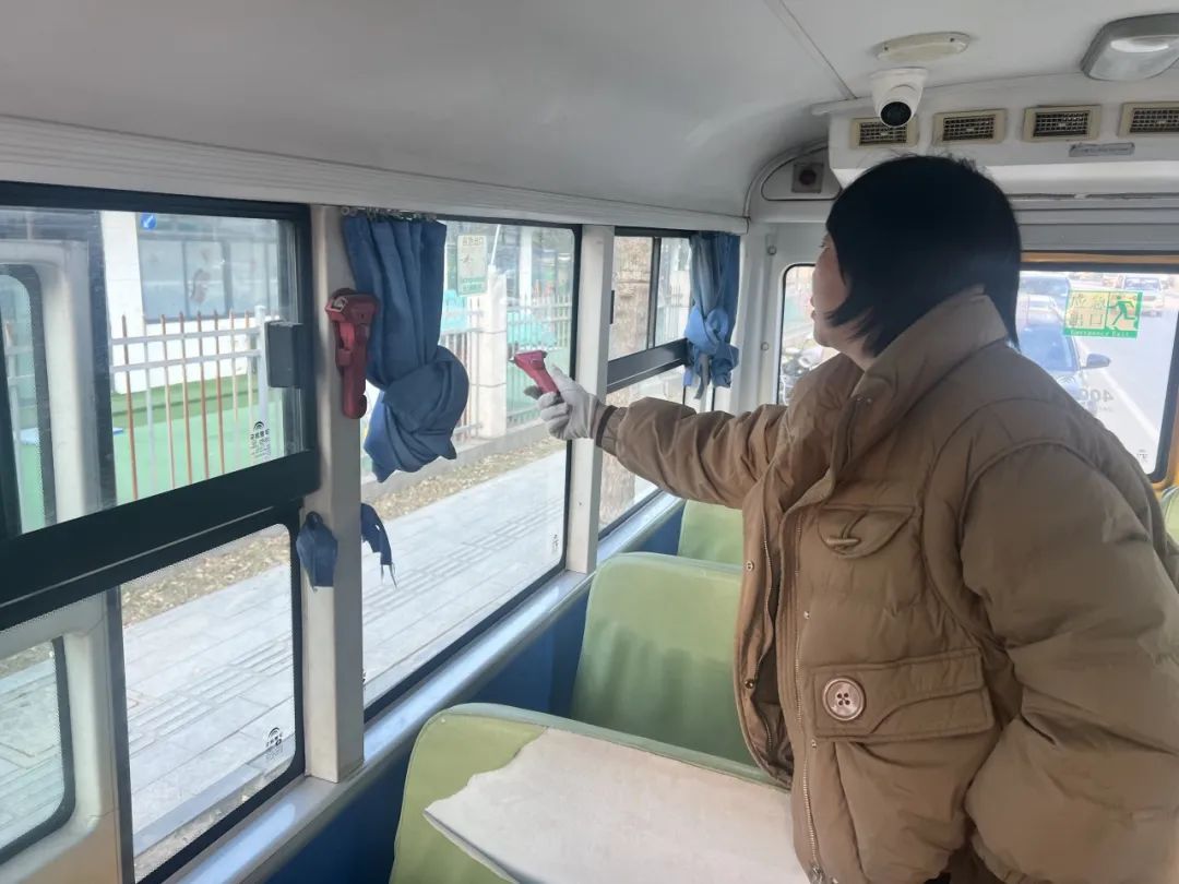 安全乘車，平安“童”行——記平湖市青鳥幼兒園校車安全應(yīng)急演練活動(dòng)