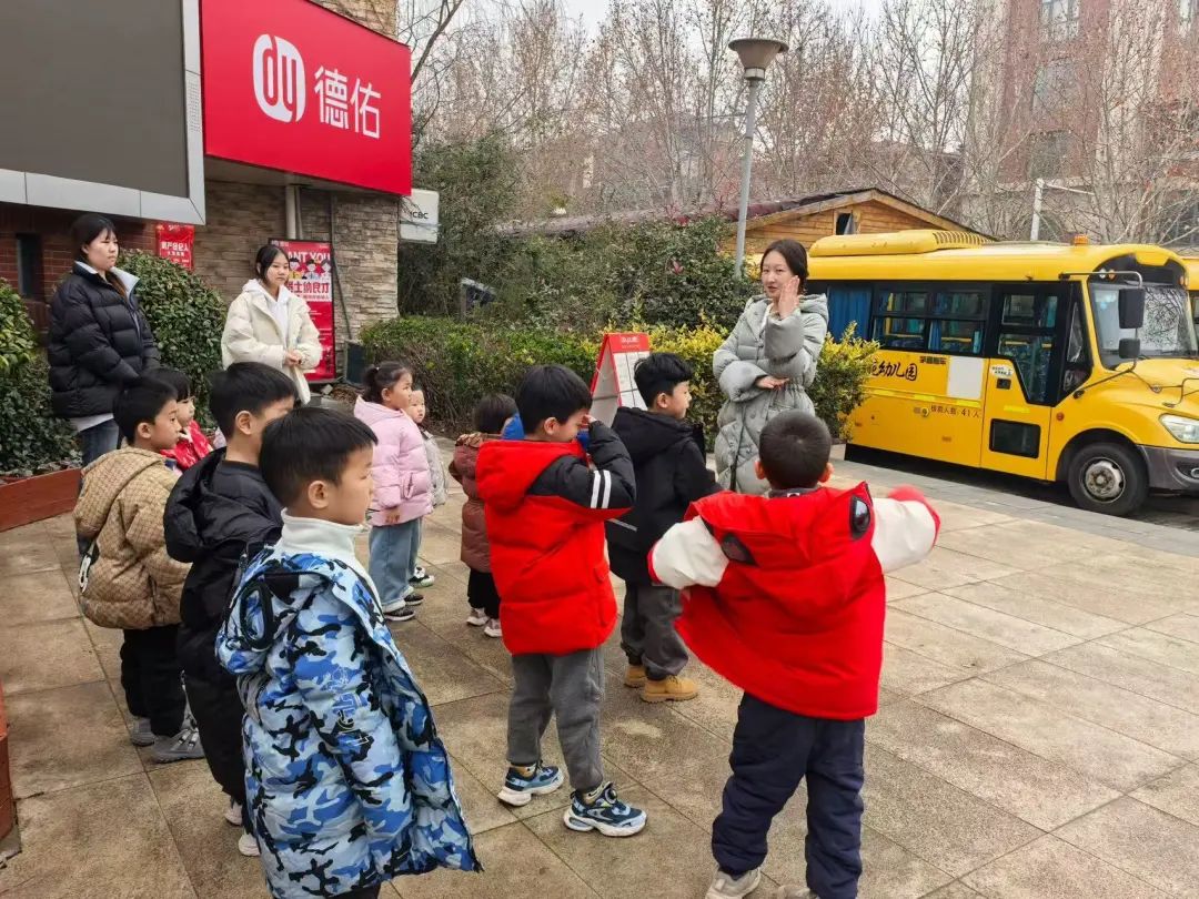 安全“童”行，伴我成長(zhǎng)——鄭州市金水區(qū)清水苑幼兒園校車突發(fā)事故模擬應(yīng)急演練