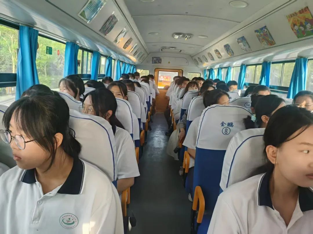 愛心校車助力高考 全力護航夢想之路——瓜州縣教育局安排校車為高考學子提供交通保障