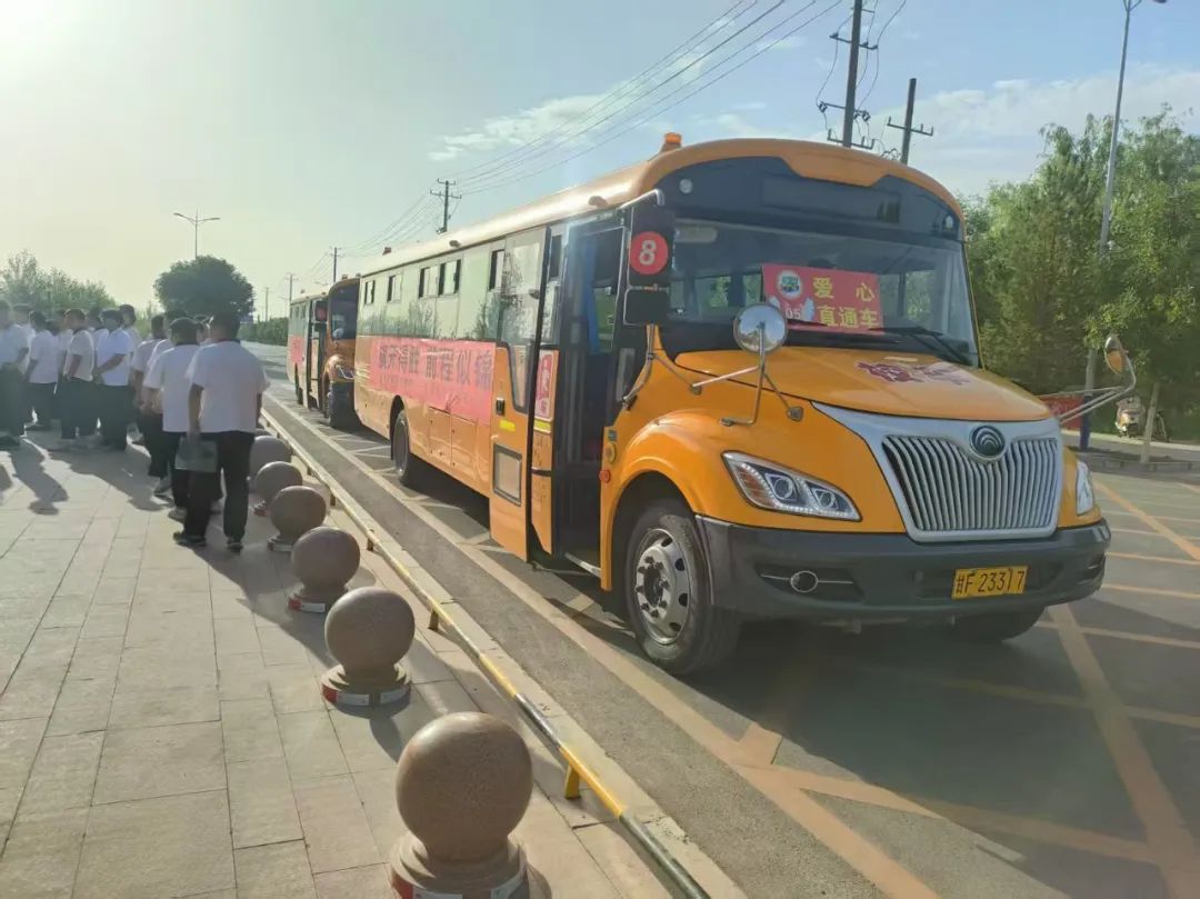 愛心校車助力高考 全力護航夢想之路——瓜州縣教育局安排校車為高考學子提供交通保障