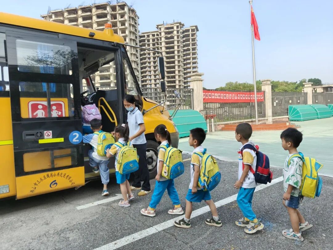 校車演練不松懈,安全意識記心間——蘆苞鎮中心幼兒園2025年秋季學期校車消防演練 23042b706ae8951f4746715789957a64.jpg