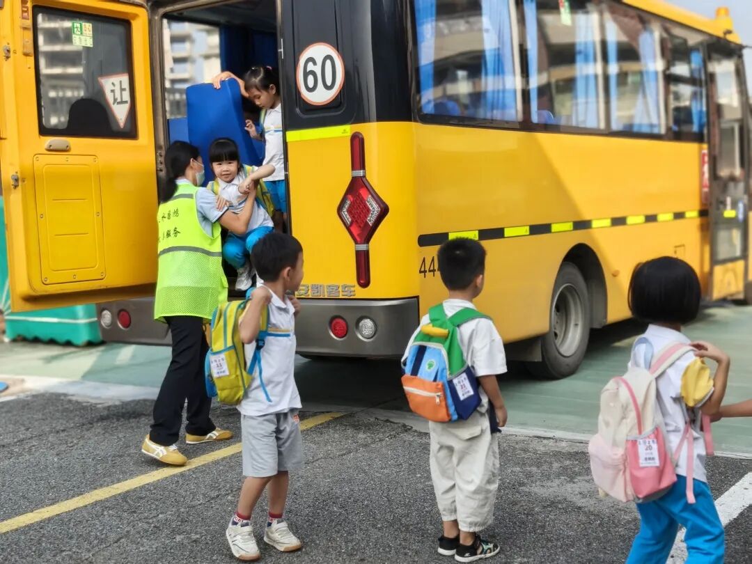 校車演練不松懈,安全意識記心間——蘆苞鎮中心幼兒園2025年秋季學期校車消防演練 9fcb1ec74cdfb00c17828c4dfb61965c.jpg