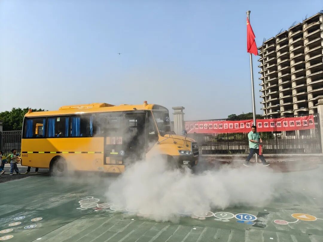 校車演練不松懈,安全意識記心間——蘆苞鎮中心幼兒園2025年秋季學期校車消防演練 04618d00f59089ae2e3658545110d761.jpg
