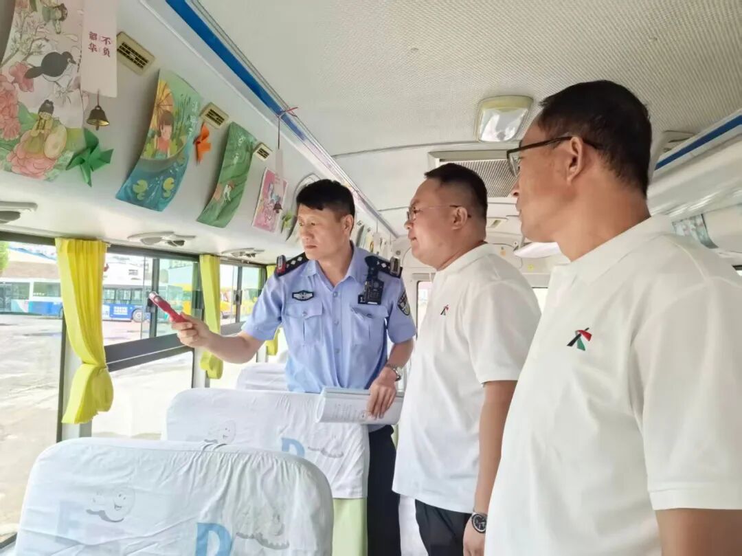 警企聯合,護航學子平安出行 警企聯合,護航學子平安出行