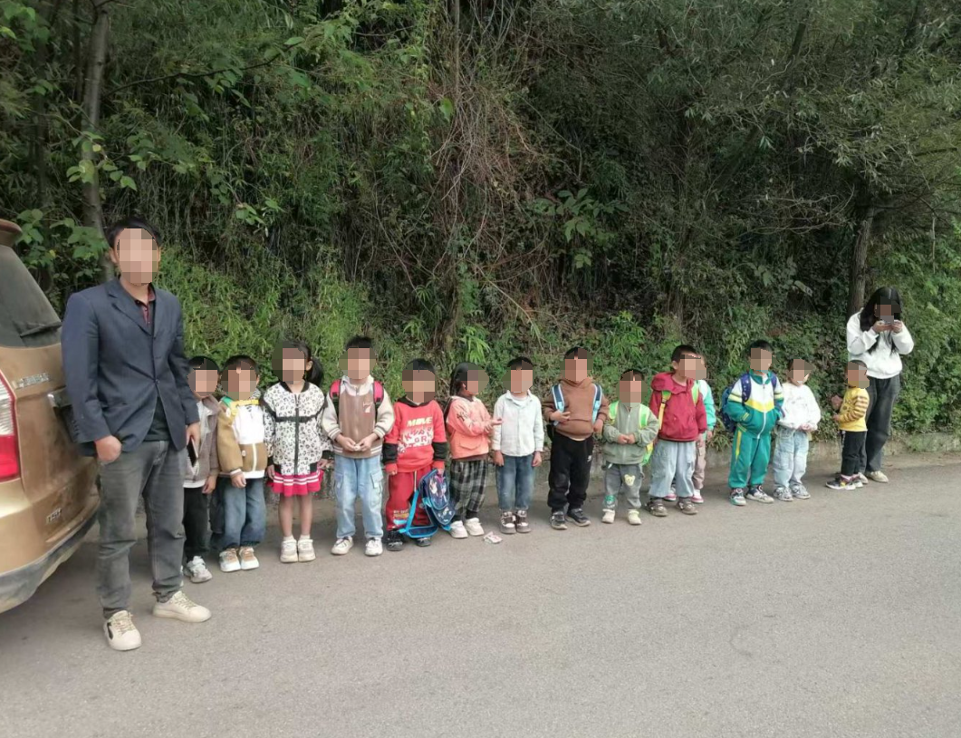 【警示】全是幼兒!“黑校車”超員100%,司機(jī)涉嫌危險(xiǎn)駕駛罪! 圖片