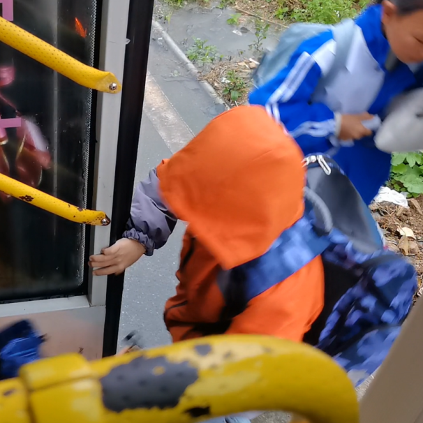 愛心護航：海清鄉鎮公益校車溫暖啟程！