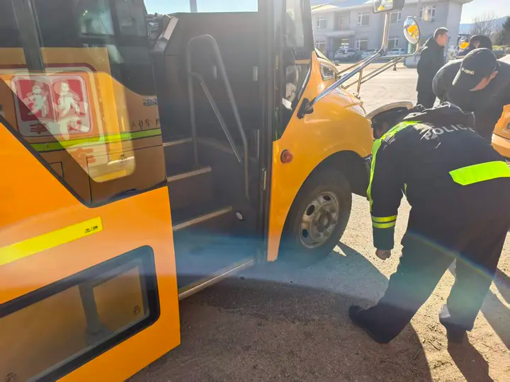 筑牢校車安全防線 擰緊冬季校車出行“安全閥”圖們公安交警開展冬季校車安全檢查