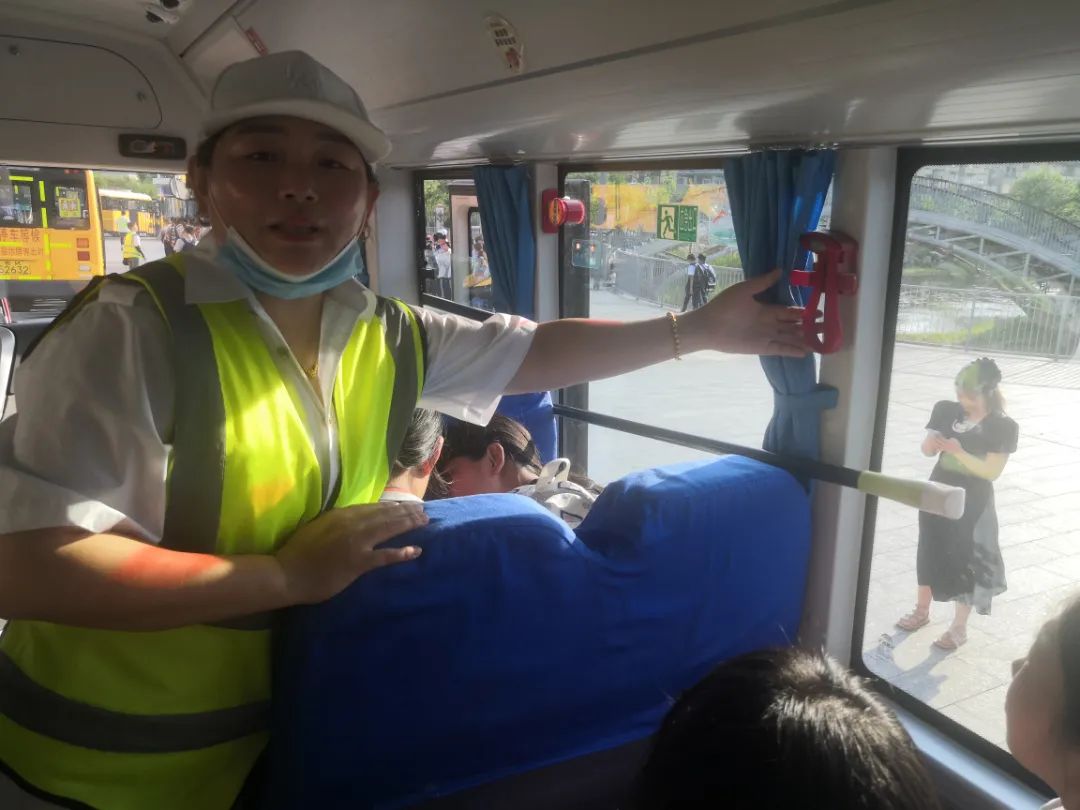 辦人民滿意教育|安全乘校車，平安伴我行——威海市愛山實(shí)驗(yàn)學(xué)校開展校車應(yīng)急演練