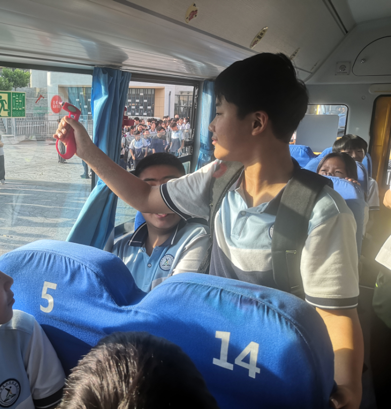 辦人民滿意教育|安全乘校車，平安伴我行——威海市愛山實(shí)驗(yàn)學(xué)校開展校車應(yīng)急演練