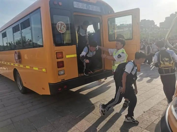 辦人民滿意教育|安全乘校車，平安伴我行——威海市愛山實(shí)驗(yàn)學(xué)校開展校車應(yīng)急演練
