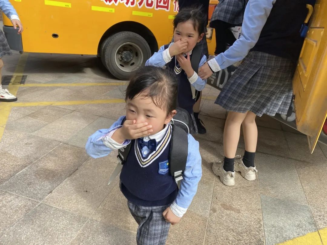 【校車安全】平安乘車，為愛護航——成田實驗幼兒園校車安全應急演練