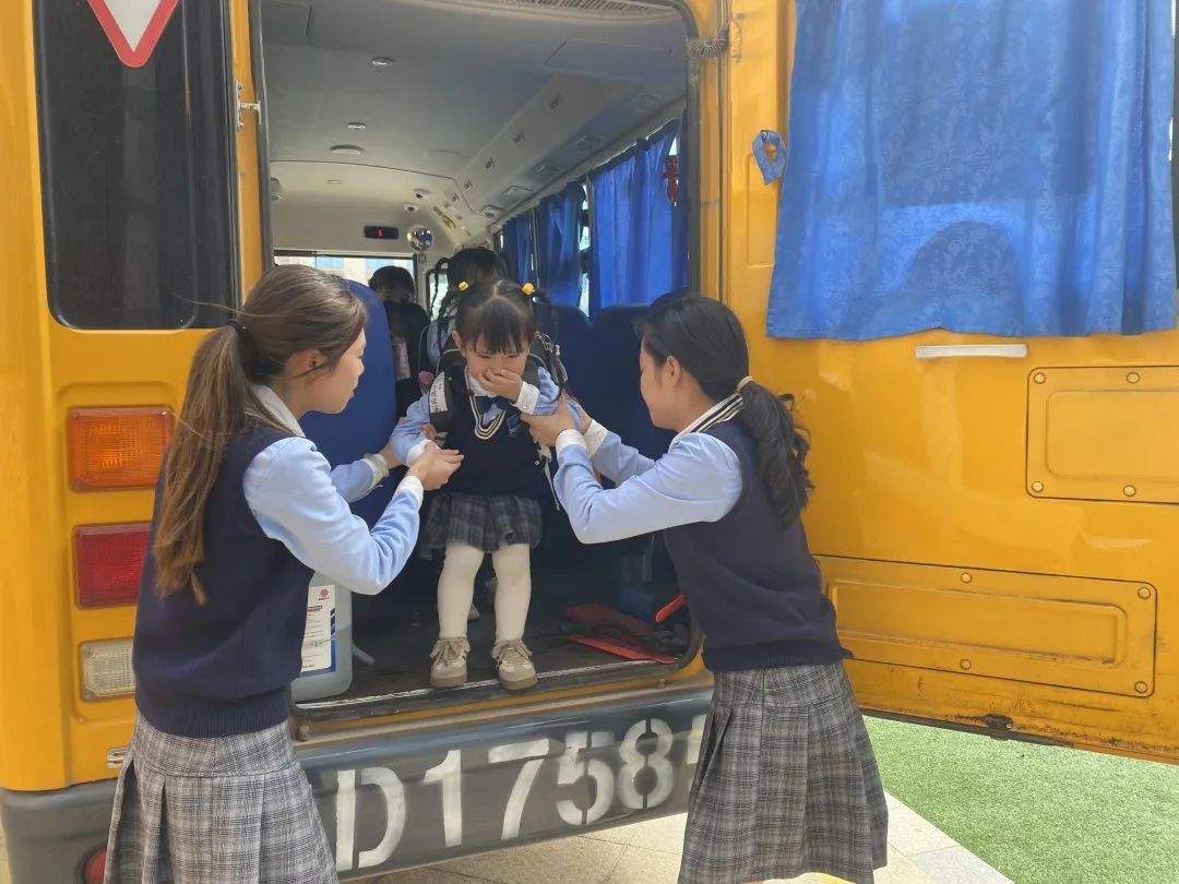 【校車安全】平安乘車，為愛護航——成田實驗幼兒園校車安全應急演練