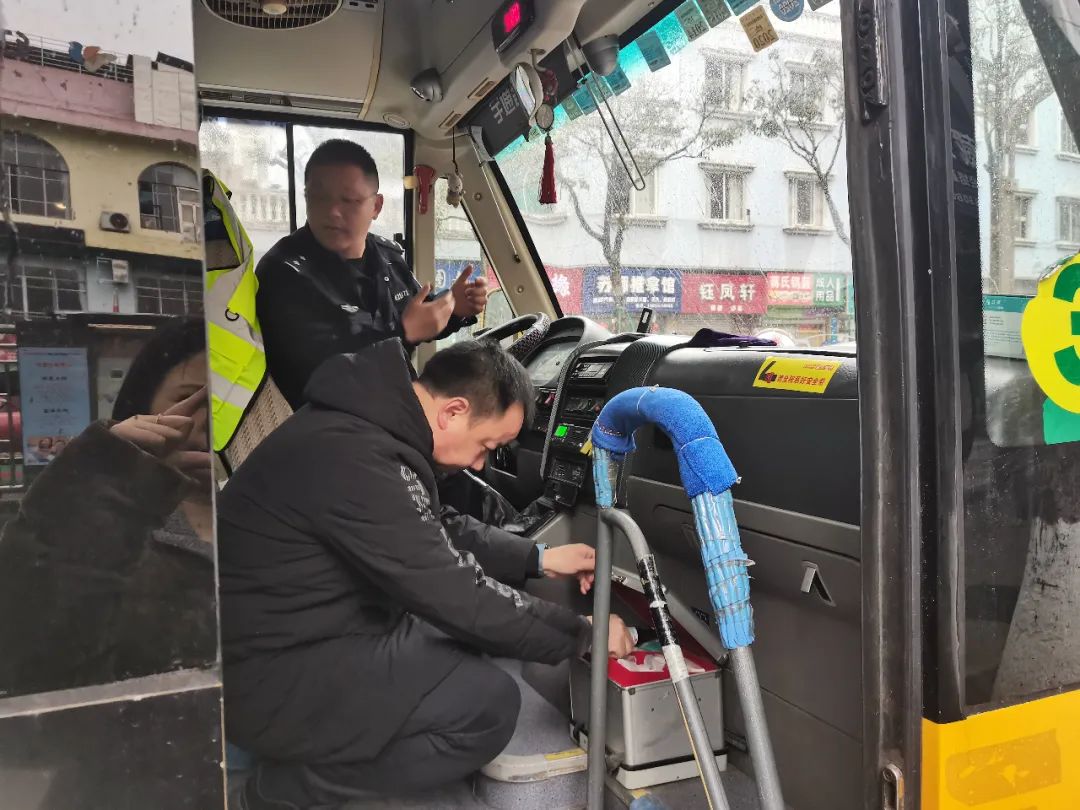 擰緊校車“安全閥” 織密護學“安全網(wǎng)”——縣教體局高度重視民辦學校校車安全工作