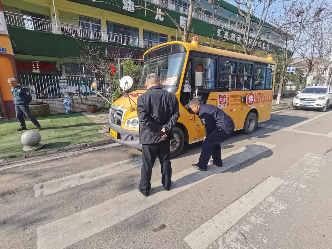 擰緊校車“安全閥” 織密護學“安全網(wǎng)”——縣教體局高度重視民辦學校校車安全工作
